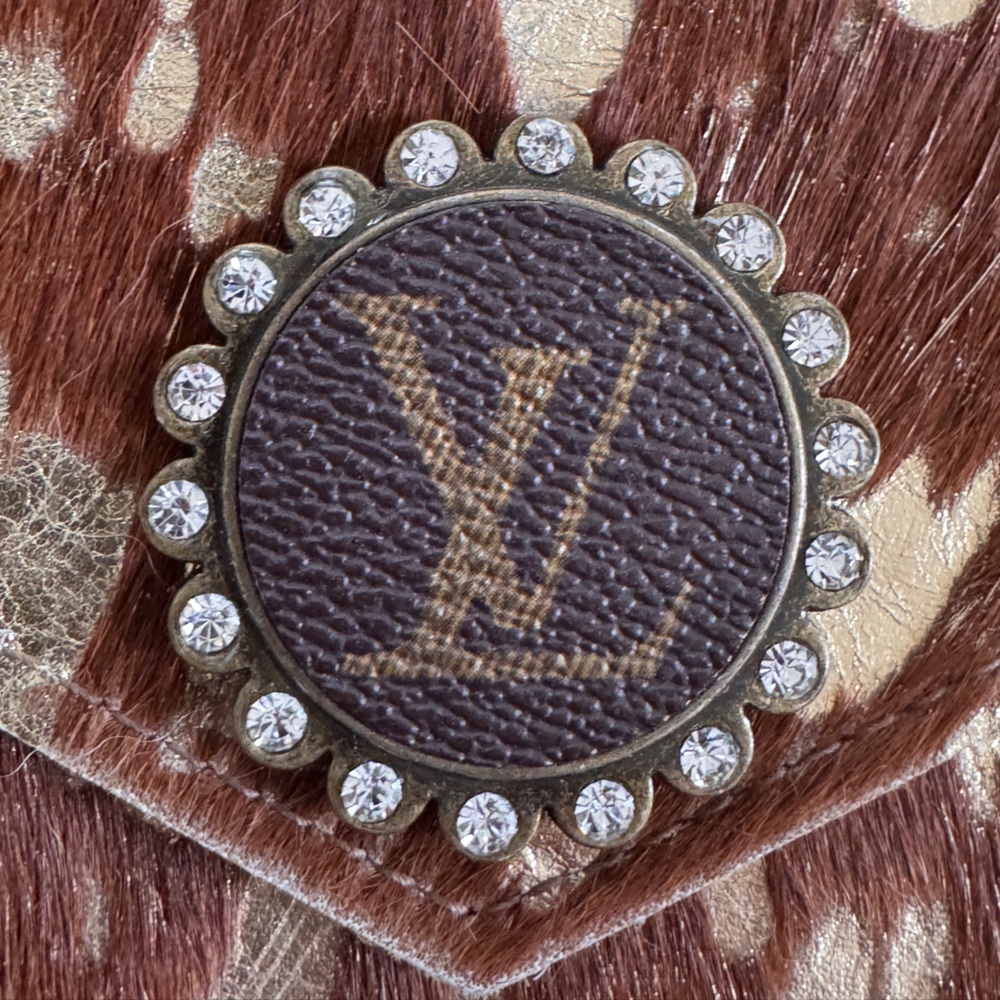 CUTE Cow hide crossbody with LV emblem - Picture 2 of 6